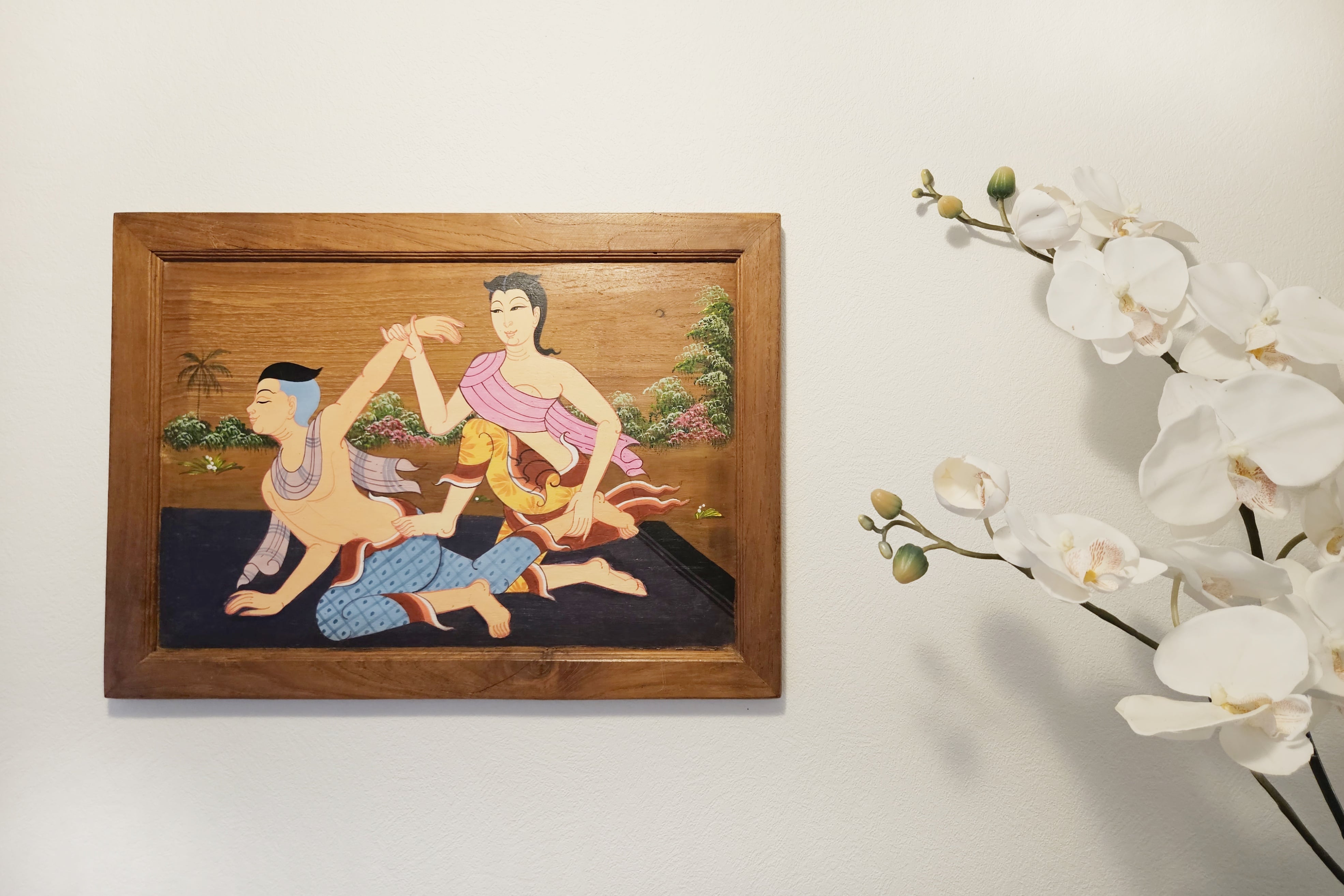 Billeder af traditionel thailandsk massage og orkideer.